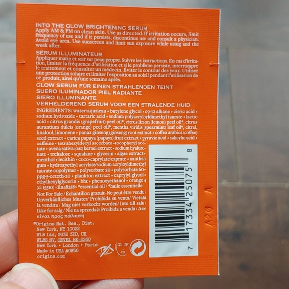 Free Brightening Serum Sample with Purchase - Picture 3 of 6